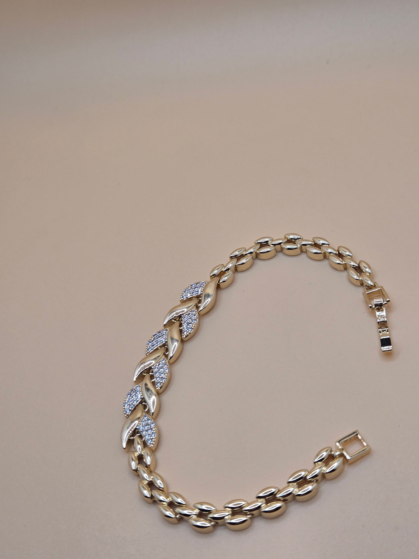 Luxe Gold Leaf Link Bracelet